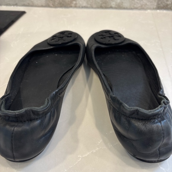 Tory Burch Reva Ballet Flats Black Leather Logo Medallion Size 36 - Picture 6 of 7